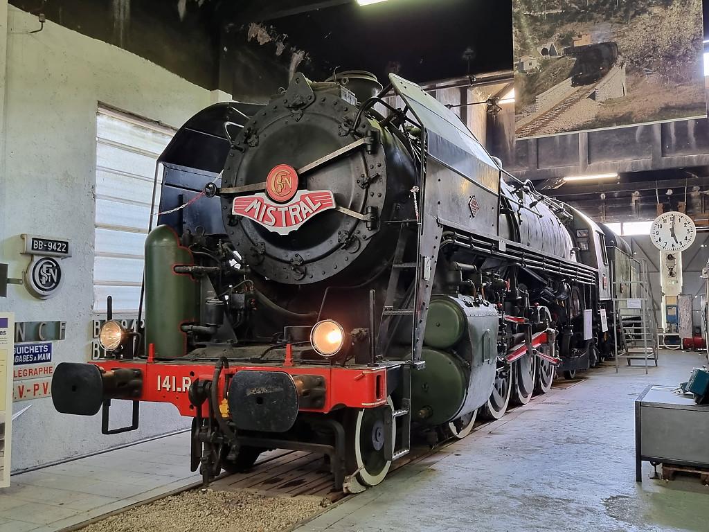 Matériel de transport ferroviaire : locomotive 141 R 1108 appartenant à la série des 141 R