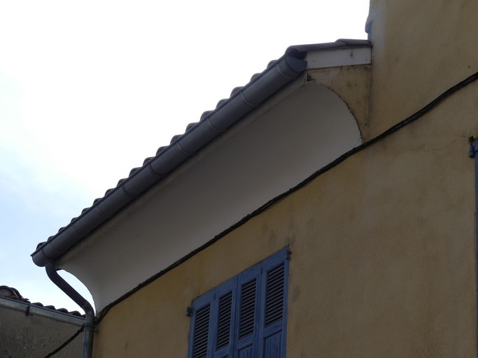 Avant-toit constitué d'une voussure maçonnée. Maison située Grand'Rue au bourg de Ribiers (parcelle 1998 E2 531).