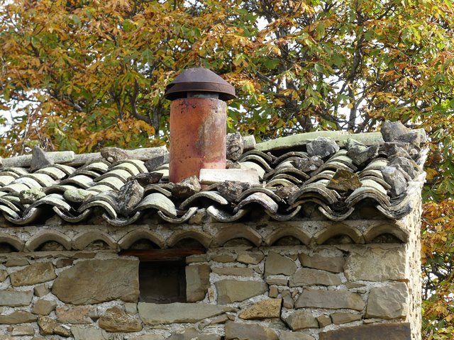 Couverture en tuile creuse et souche de la cheminée.