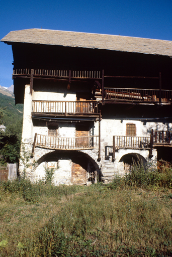 Façade sud : détail. Noter la dissymétrie entre les deux arcs de la façade et celle des balcons.