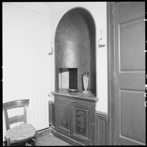 Rez-de-chaussée, salle à manger, mur ouest, niche avec passe-plat.