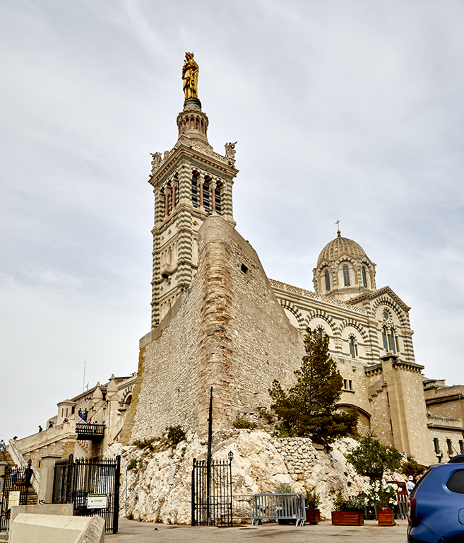 Vue rapprochée prise de l'Ouest: angle de capitale du bastion Ouest en avant-plan de la basilique