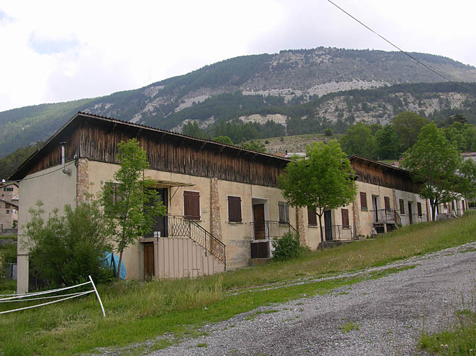 Lambruisse. Vue d'ensemble de l'hôtel de voyageurs prise du sud-ouest.