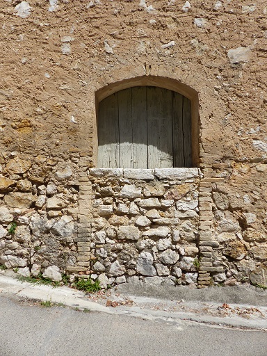 Bâtiment du logis. Elévation sud, partie ouest, premier niveau. Ancienne porte d'accès au cellier ouest.