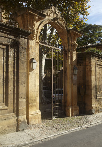 Hôtel de Réauville, puis de La Tour-d'Aigues, puis de Caumont, actuellement conservatoire de musique