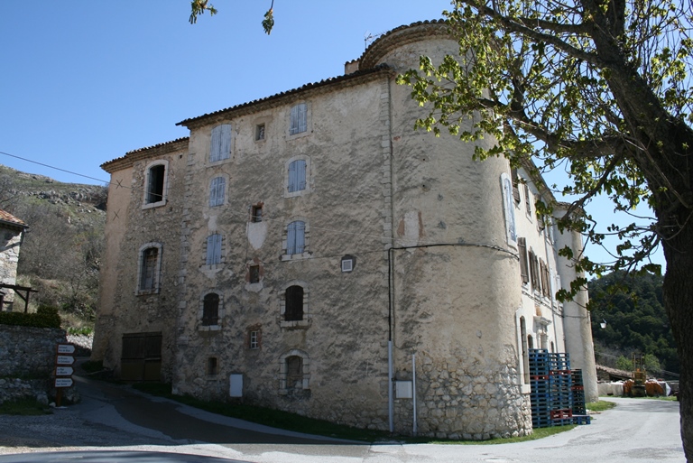 Vue d'ensemble du château depuis le sud-ouest.