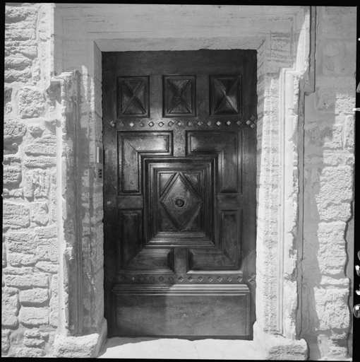 Menuiserie de la porte d'entrée.