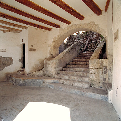 Bâtiment 36. Vestibule d'entrée du château dans le corps 36, escalier vers la cour.