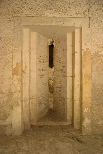 Tour-réduit crénelée, détail d'un créneau de la face postérieure.