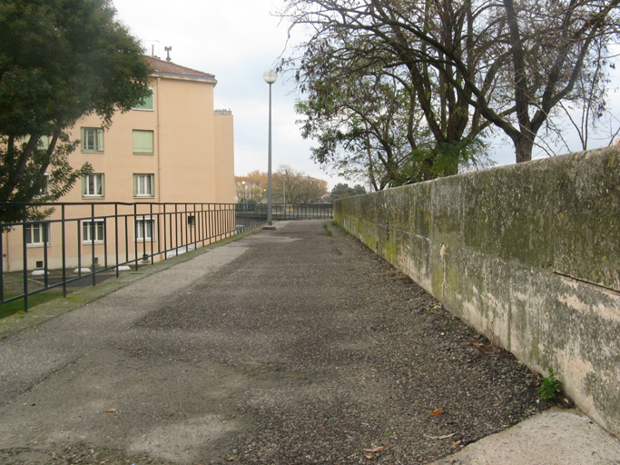 quais de Tarascon ou digue du Centre-Ville