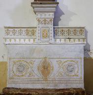 Ensemble de l'autel secondaire du Sacré-Cœur : autel-tombeau, deux gradins d'autel, tabernacle