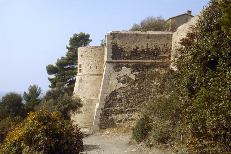 Front sud et tour sud-ouest.