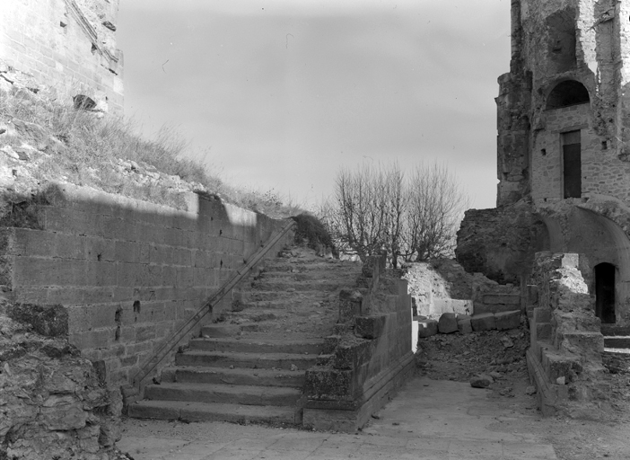 Donjon, façade est, escalier.