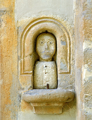 Décor d'élévation extérieure : statues (9), sculptures (masques, 7), porte, fenêtres (2), oculus, tronc, bénitier