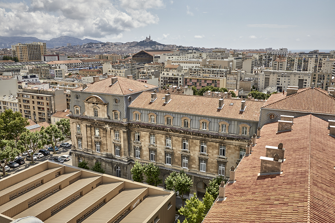 Bâtiment principal, vue Sud-Est des toits et de la façade  de l'aile Ouest.