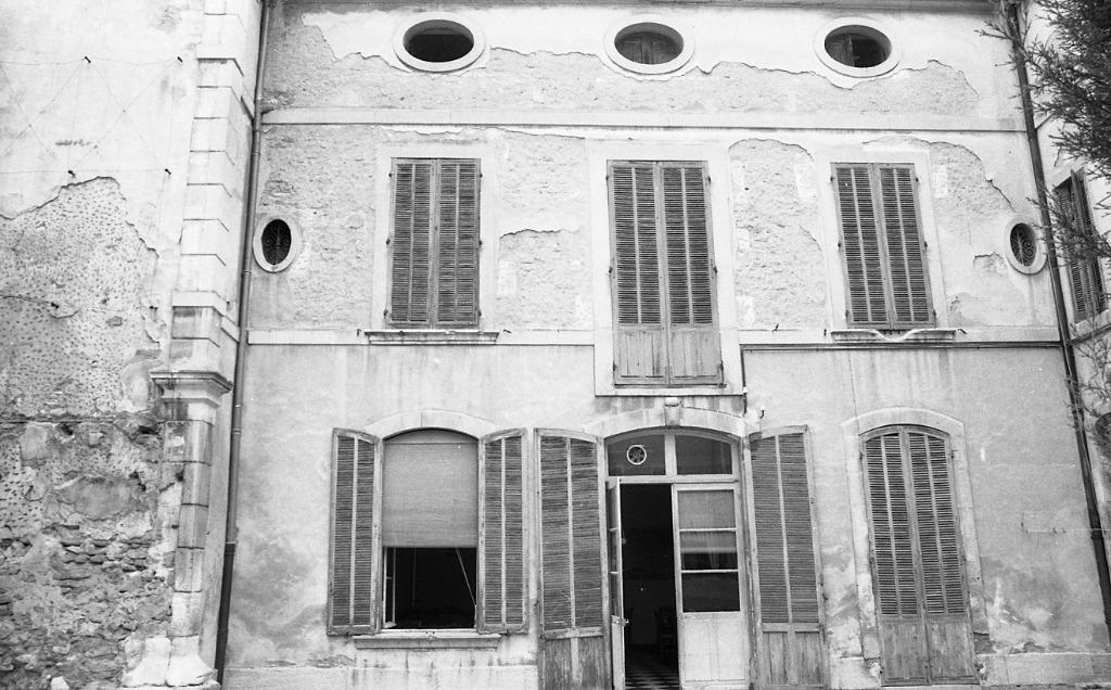 Maison puis orphelinat puis immeuble puis résidence Les cyprès