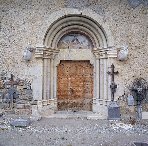 Le portail d'entrée de la nef.