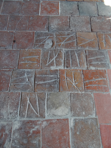 Etage de comble, séchoir. Sol en carreaux de terre cuite présentant des marques de fabrique.