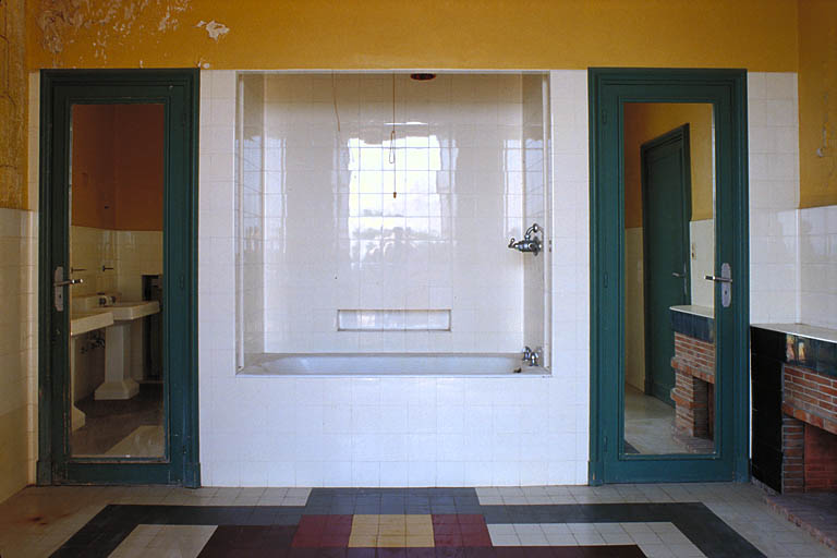 Premier étage. Salle de bain Ae. Côté nord.