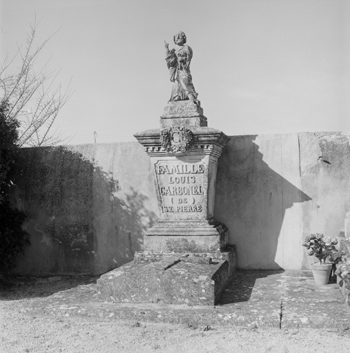 Tombeau de la famille Louis Carbonel de Saint-Pierre