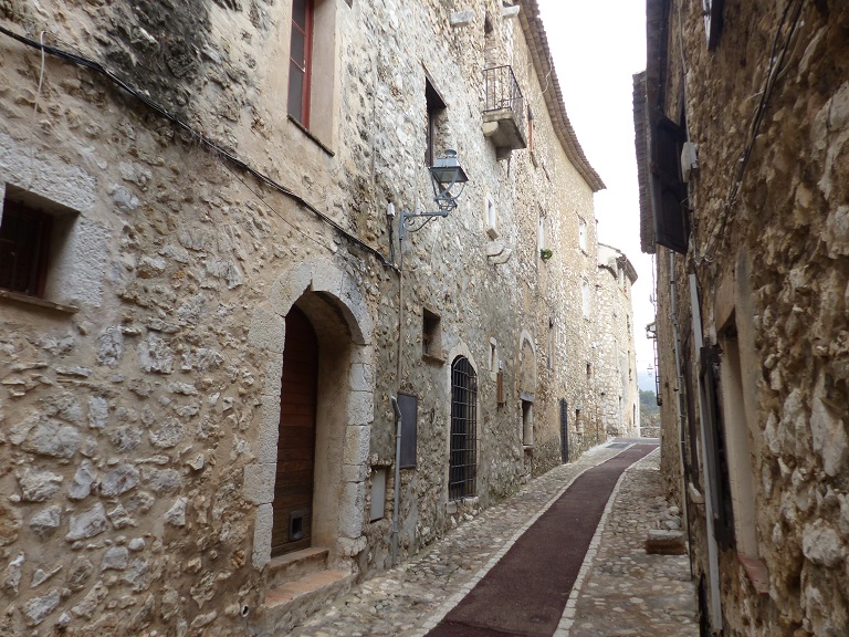 Maisons rue de l'Allée (2022 AY 55, 51 et 50). Les fonctions agricoles en partie basse sont encore visibles sur chaque bâtiment. 