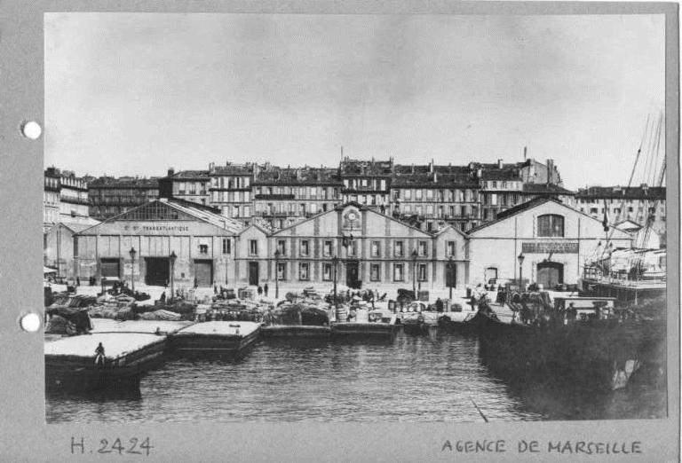 Façade des hangars de la Compagnie Générale Transatlantique sur le quai de la Joliette, vers 1910.