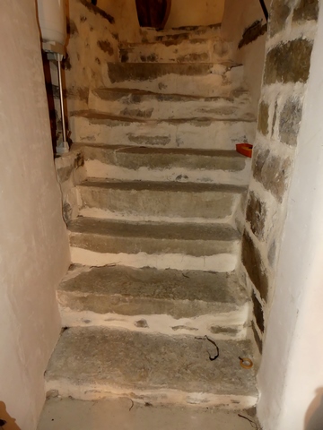 Premier étage, angle nord-ouest. Départ de l'escalier.
