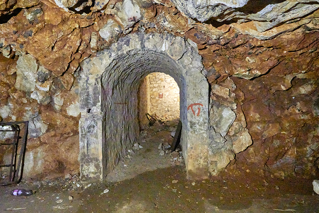 Intérieur du souterrain,  galerie secondaire, niches brutes et segment maçonné aboutissant au monte-charge
