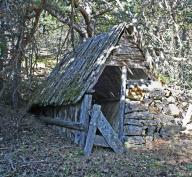 Abri (cabane) sur la montagne de Cordeil (parcelle D 837 non cadastré). Il est couvert en planches de mélèze.