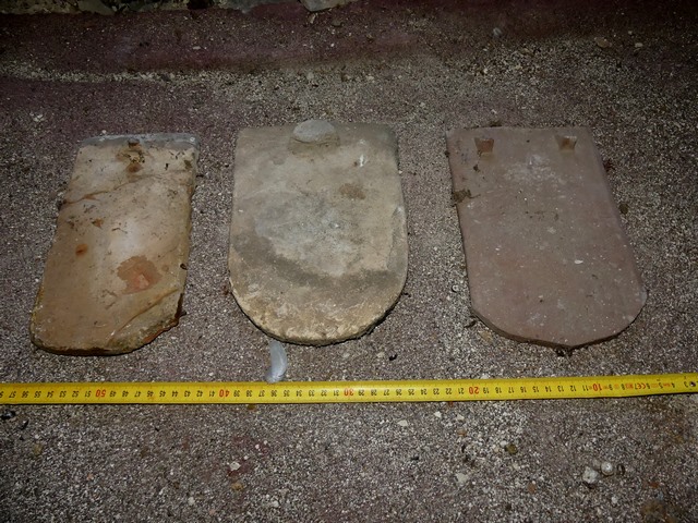 Les trois principaux types de tuiles écailles utilisés. Vue du dessous.