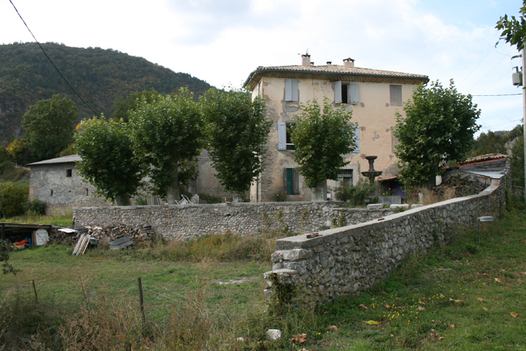 Chaudon-Norante. Château. Vue d'ensemble depuis le sud-est avec les jardins étagés.