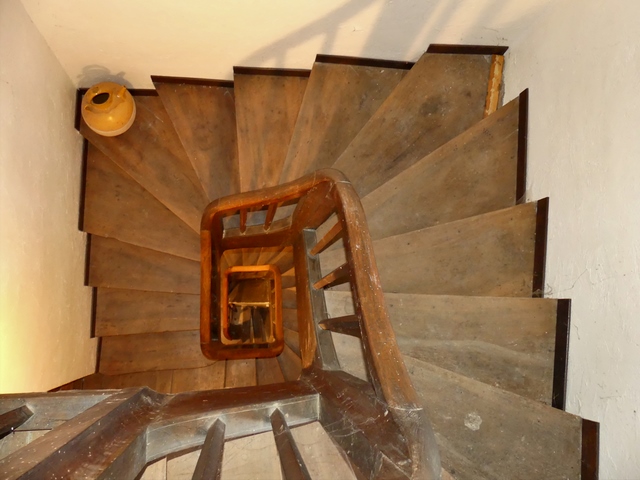 Partie sud. Escalier. Vue de volume prise depuis l'étage de comble.