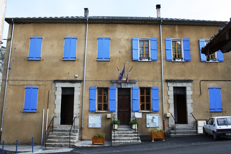 La maire-école à l'entrée ouest du village, en bordure de la route départementale 2.