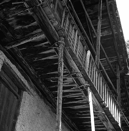 Le balcon du pignon nord-est. Noter la façon dont les poteaux verticaux sont fixés.