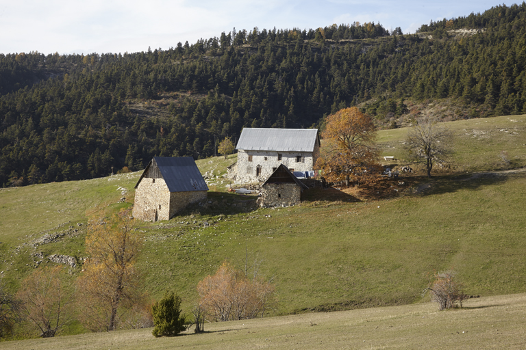 Ferme du Fontanil (parcelles C 261-262) avec ses dépendances (dont un fournil). Vue d'ensemble de la ferme depuis le sud-est.