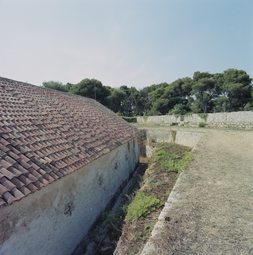 Magasin à poudres R dans le bastion H murs d'isolement et de terrassement.