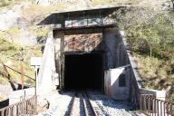 Entrée ouest du tunnel avec les portes métalliques.