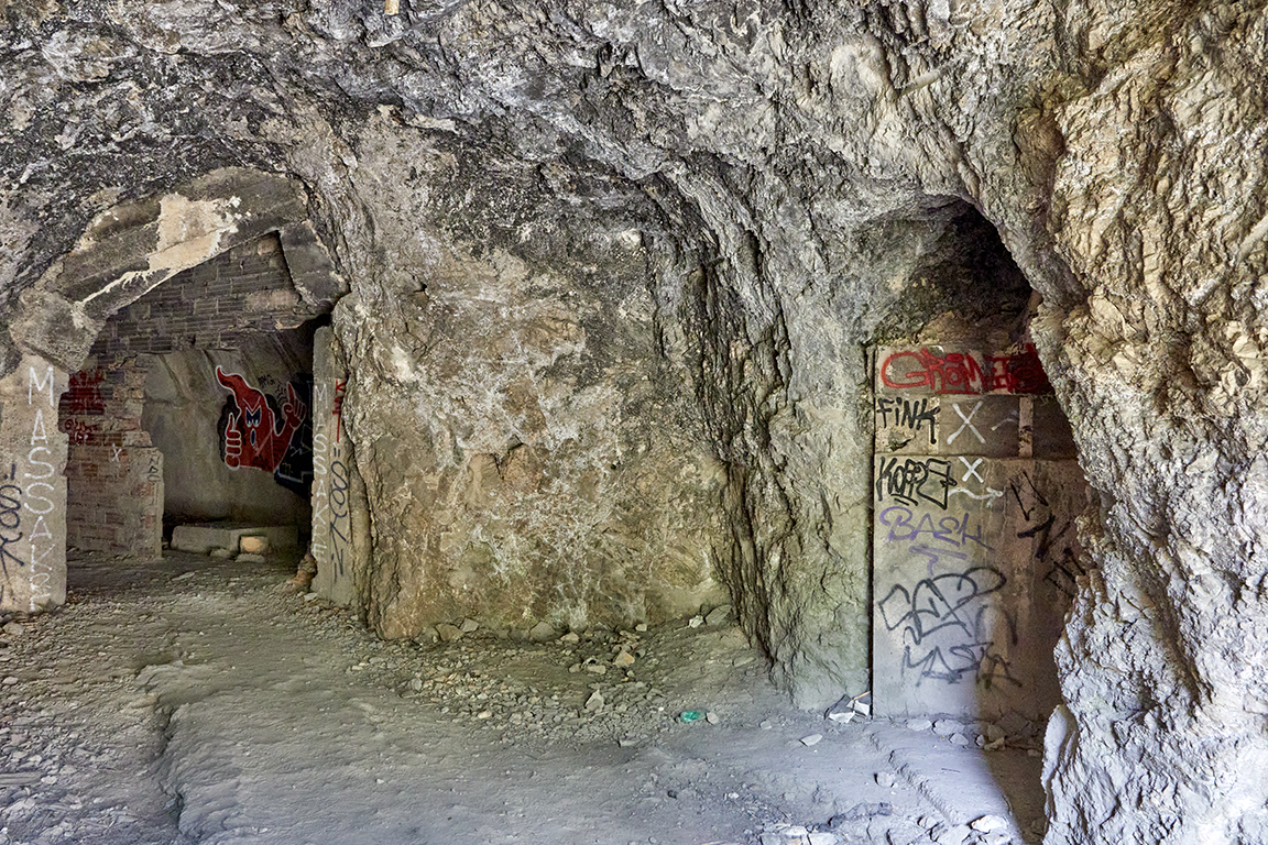 Salle brute de deroquetage à l'entrée des souterrains