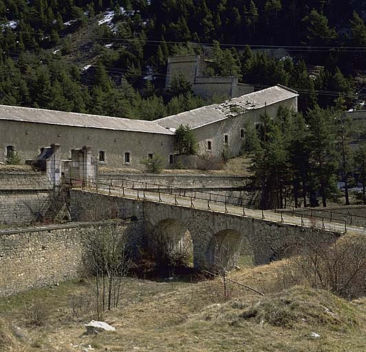 Passage couvert ; pont.