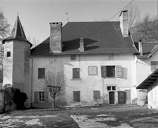 Château. Façade sud-est, vue d'ensemble.