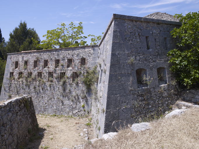 Epi Est de l'enceinte tenaillée et aile gauche du cornichon, crénelés, fossé.