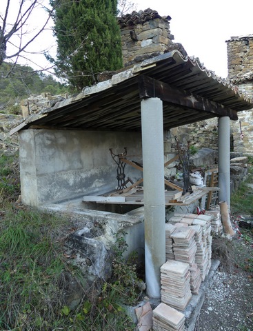 Fontaine-lavoir. Vue d'ensemble prise du sud-est.