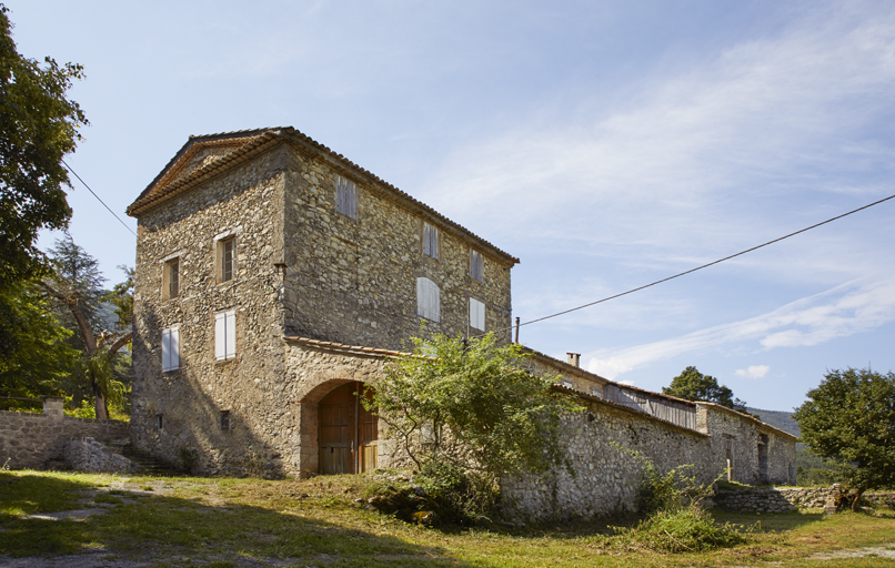 Ferme de maître avec cour aux Vénières (Val-de-Chalvagne), et pignon souligné par un fronton triangulaire décoratif à double rang de génoise.