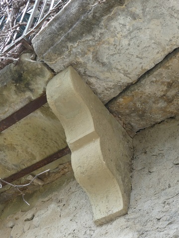 Elévation sud, deuxième niveau. Balcon, détail d'un corbeau.