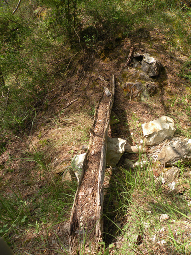 Vestiges du canal d'irrigation du hameau du Cheinet. Aqueduc en bois.