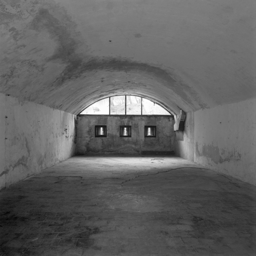 Batterie centrale. Vue intérieure d'une casemate-logement prise en direction du fossé de gorge.