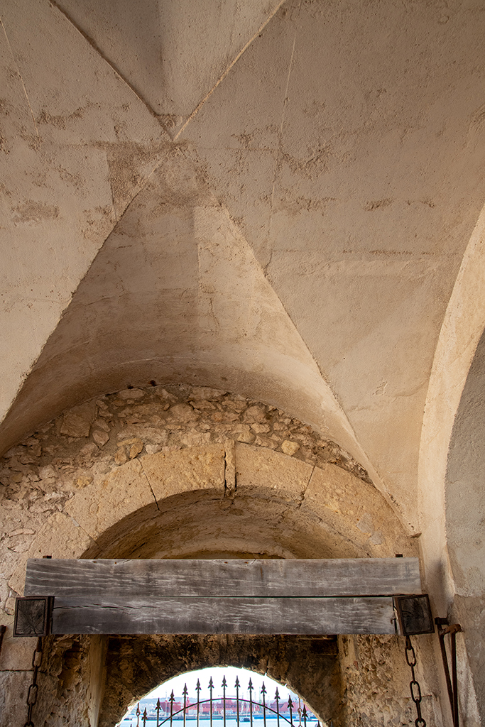Porte à pont-levis de la demi-lune vue de l'intérieur, arrière-voussure, chassis contrepoids et voûte du porche