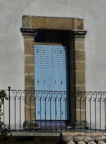 Bâtiment du logis. Elévation sud, deuxième niveau. Porte du balcon.