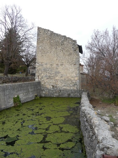 Bassin d'arrosage et colombier. Ferme au quartier de l'Adrech (Ribiers).