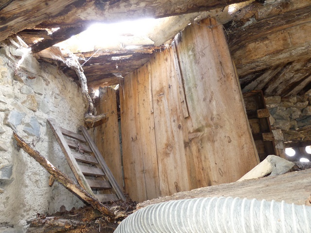 Etage de comble, séchoir. Cloison du pigeonnier.